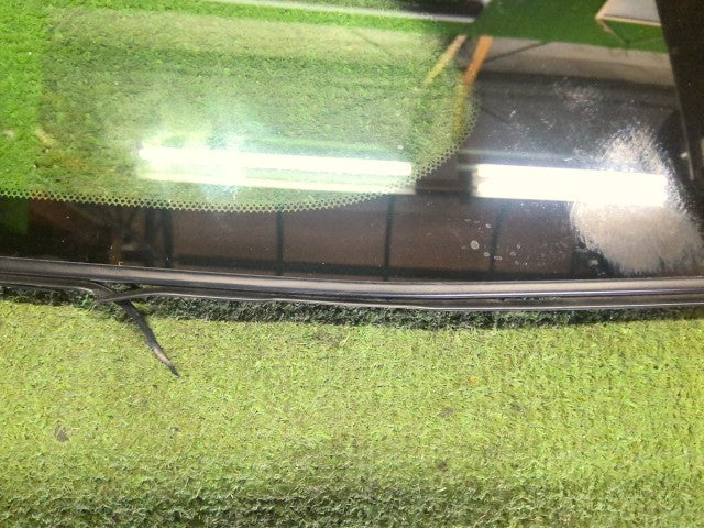 【中古】セレナ 6AA-GFC28 左フロント サイドウインドガラス