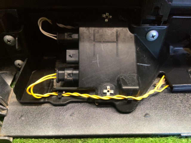 【中古】セレナ 6AA-GFC28 右サイドステップ 76850-7DF7A