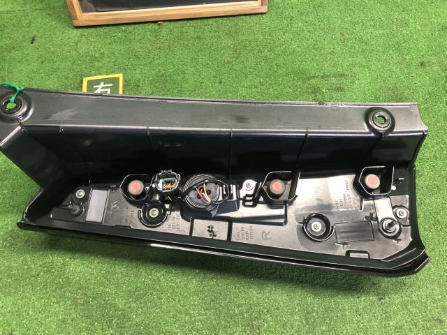 【中古】セレナ 6AA-GFC28 右テールランプ 26550-7DA0A