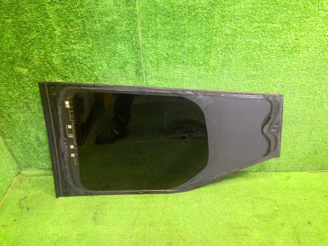 【中古】セレナ 6AA-GFC28 右クォーターガラス 83300-7DA1A