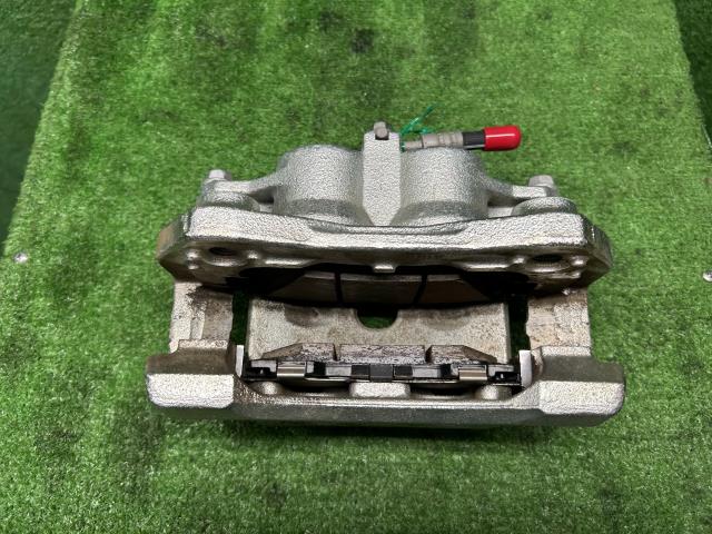 【中古】セレナ 6AA-GFC28 右フロントキャリパー 41001-7DA0A