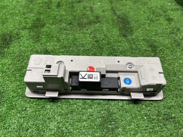 【中古】セレナ 6AA-GFC28 フロント ルームランプ