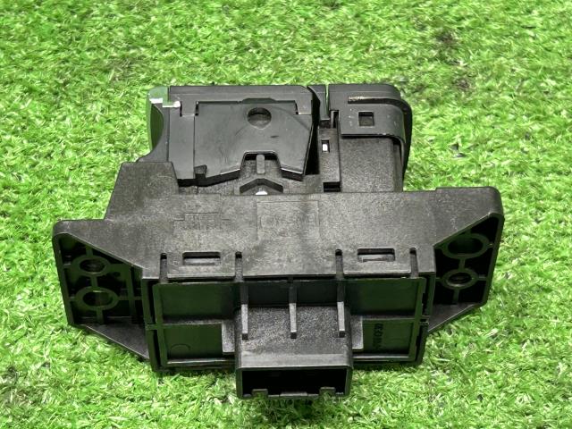 【中古】セレナ 6AA-GFC28 パーキングスイッチ 25175-7DA0A