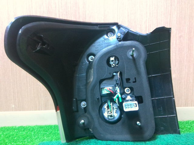 【中古】カローラフィールダー DAA-NKE165G 右 テールランプ