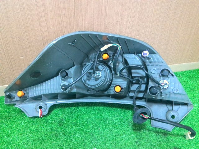 【中古】アクア DAA-NHP10 左テールランプ ブレーキランプ