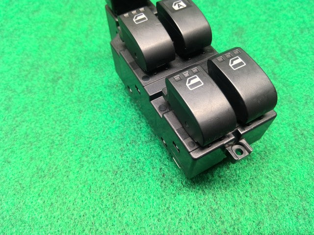 【中古】ムーヴ LA-L160S パワーウインドウスイッチ 84820-B2010