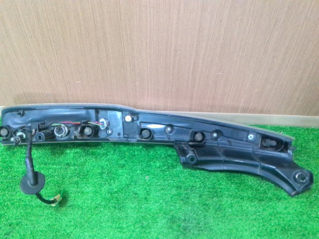 【中古】ムーヴ DBA-LA100S 右テールランプ 右ブレーキランプ