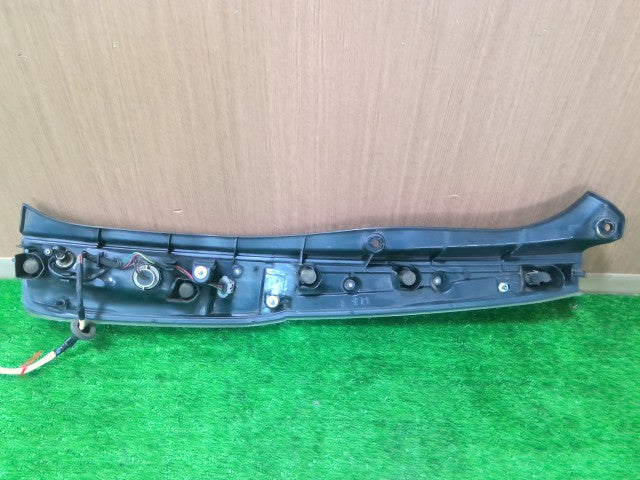 【中古】ムーヴ DBA-LA100S 左テールランプ 左ブレーキランプ