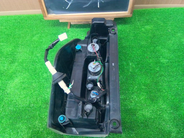 【中古】タント DBA-LA610S 右テールランプ 右ブレーキランプ