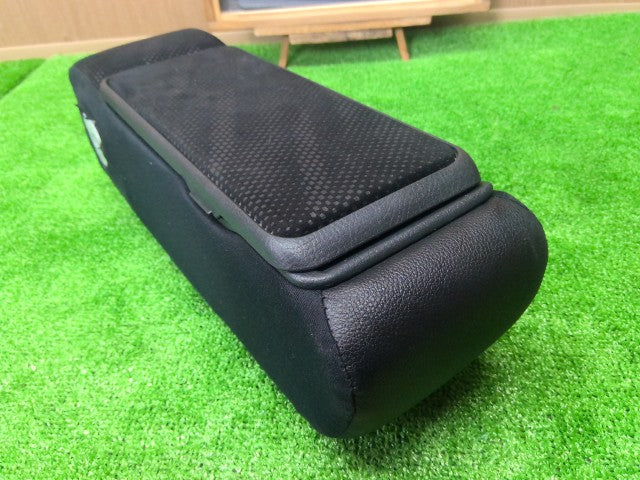 【中古】タント DBA-LA610S アームレスト 72810-B2640-C1