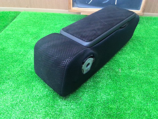 【中古】タント DBA-LA610S アームレスト 72810-B2640-C1