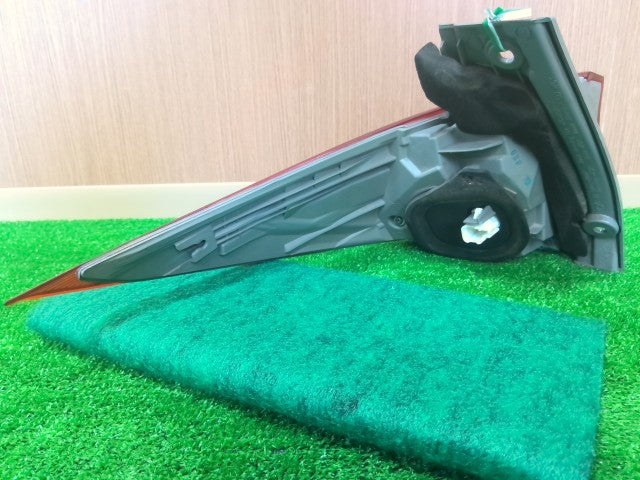 【中古】エスティマ DBA-ACR55W 右テールランプ 81551-28510