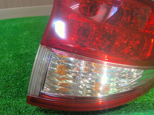 【中古】エスティマ DBA-ACR55W 右テールランプ 81551-28510