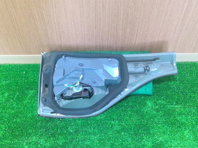 【中古】エスティマ DBA-ACR55W 右フィニッシャーランプ 81581-28260