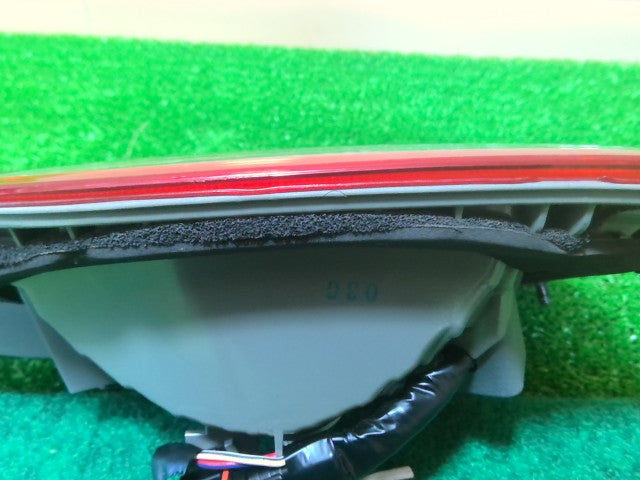 【中古】エスティマ DBA-ACR55W 右フィニッシャーランプ 81581-28260