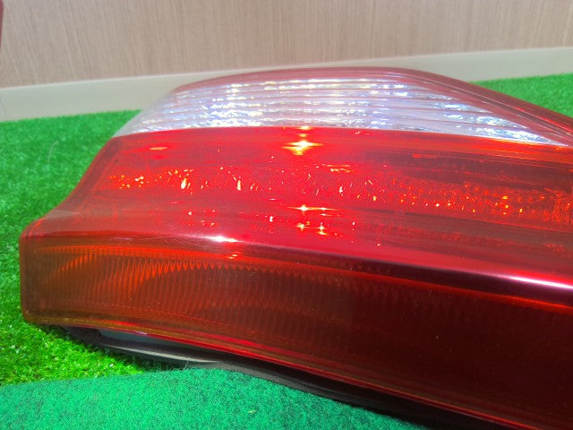 【中古】エスティマ DBA-ACR55W 右フィニッシャーランプ 81581-28260