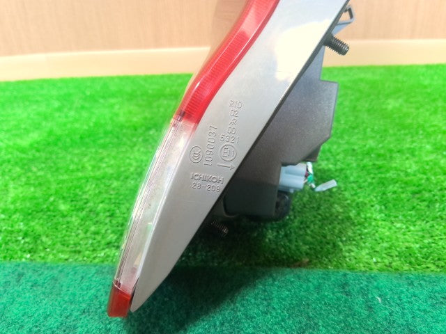 【中古】エスティマ DBA-ACR55W 右フィニッシャーランプ 81581-28260