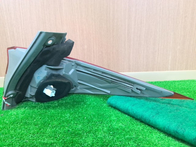 【中古】エスティマ DBA-ACR55W 左テールランプ 81561-28510