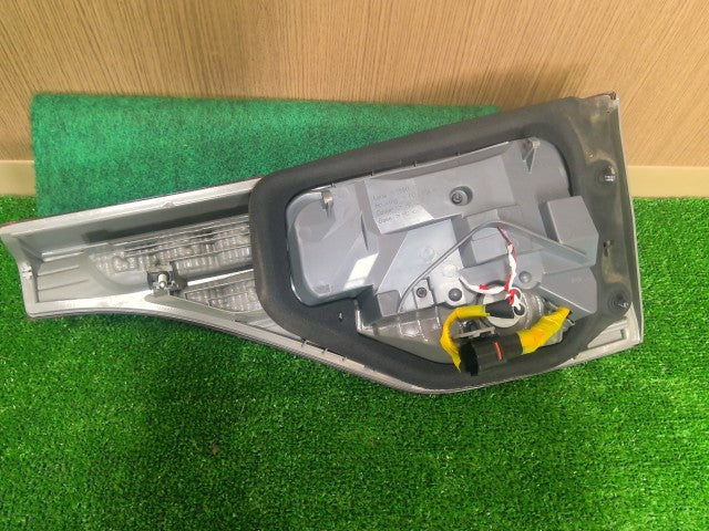 【中古】エスティマ DBA-ACR55W 左フィニッシャーランプ 81591-28260