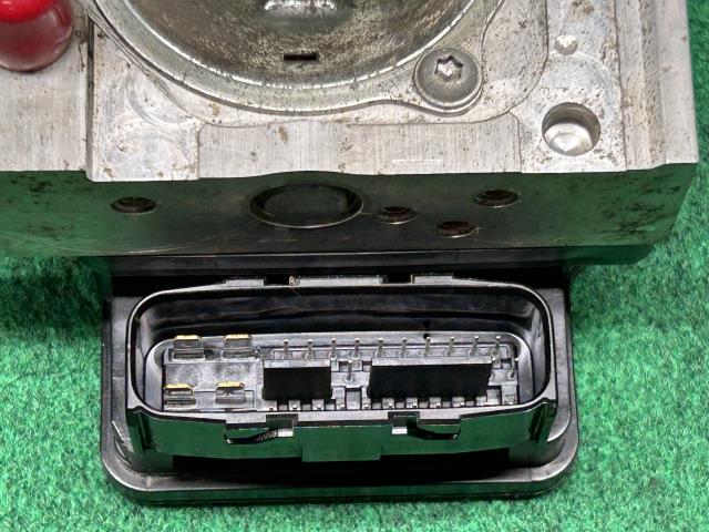 【中古】フィット DBA-GK3 ＡＢＳアクチュエーター 57110-T5A-N14