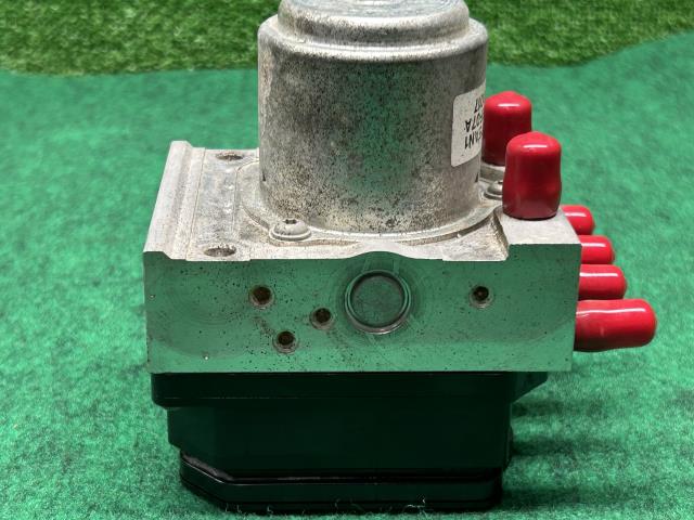 【中古】フィット DBA-GK3 ＡＢＳアクチュエーター 57110-T5A-N14