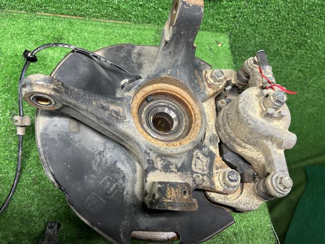 【中古】フィット DBA-GK3 左フロントナックルハブＡＳＳＹ 51216-T5B-J10