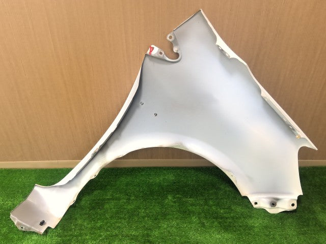 【中古】アクア DAA-NHP10 左フロントフェンダー 53812-52410
