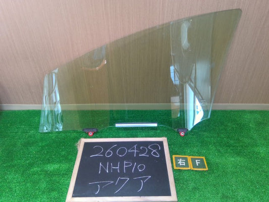 【中古】アクア DAA-NHP10 右フロントドアガラス 68101-52050