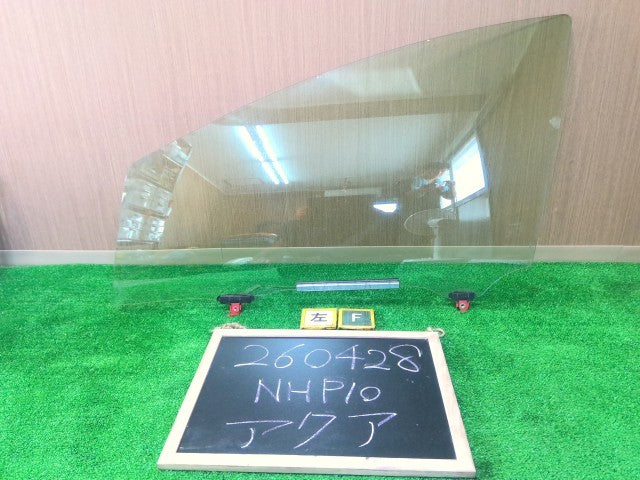 【中古】アクア DAA-NHP10 左フロントドアガラス 68102-52040