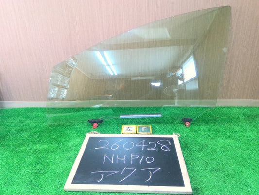 【中古】アクア DAA-NHP10 左フロントドアガラス 68102-52040