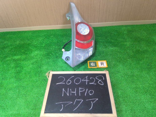 【中古】アクア DAA-NHP10 右テールランプ 81550-52A80
