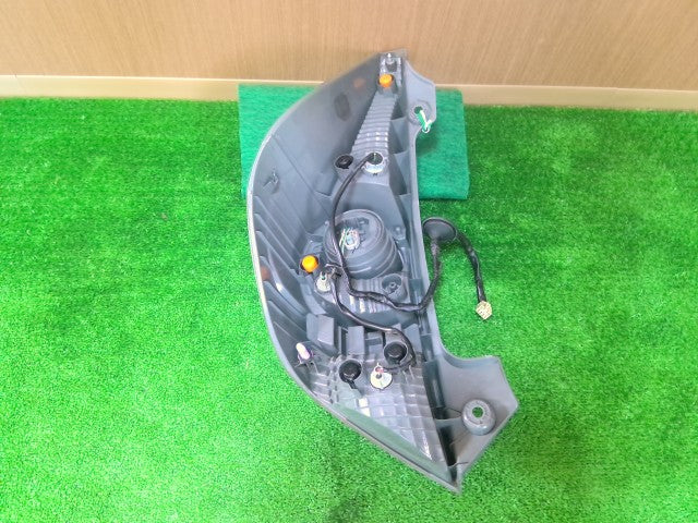 【中古】アクア DAA-NHP10 右テールランプ 81550-52A80