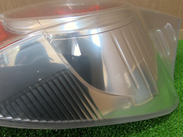 【中古】アクア DAA-NHP10 右テールランプ 81550-52A80
