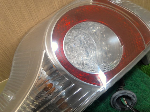 【中古】アクア DAA-NHP10 右テールランプ 81550-52A80