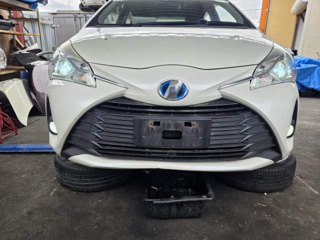 【中古】ヴィッツ DAA-NHP130 フロントバンパーＡＳＳＹ 52119-52A50-A1