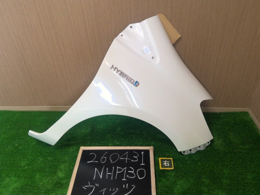 【中古】ヴィッツ DAA-NHP130 右フロントフェンダー 53811-52570