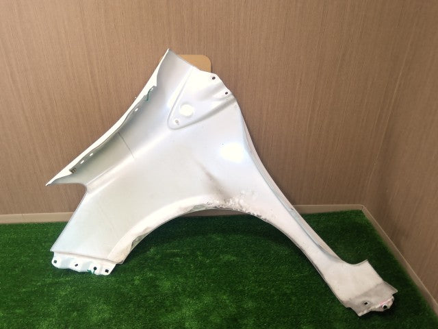 【中古】ヴィッツ DAA-NHP130 右フロントフェンダー 53811-52570