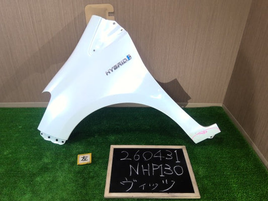 【中古】ヴィッツ DAA-NHP130 左フロントフェンダー 53812-52570