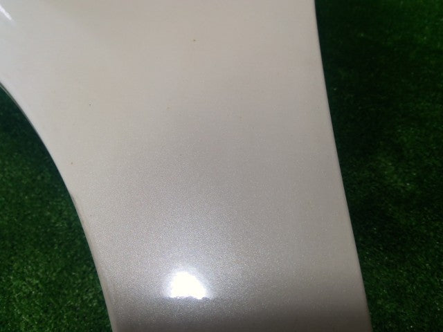 【中古】ヴィッツ DAA-NHP130 左フロントフェンダー 53812-52570