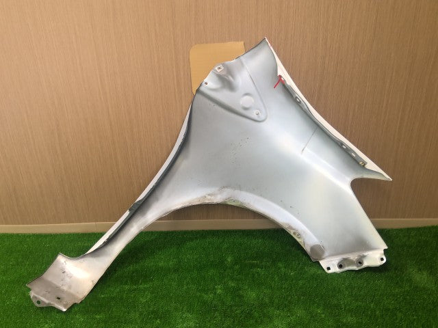 【中古】ヴィッツ DAA-NHP130 左フロントフェンダー 53812-52570