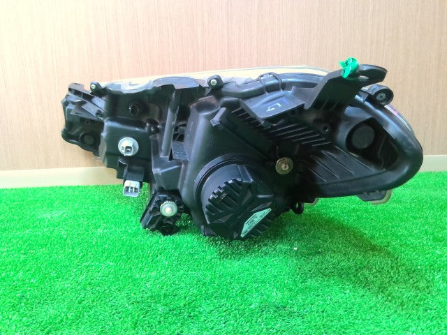 【中古】ヴィッツ DAA-NHP130 右ヘッドランプＡＳＳＹ 81130-52L70