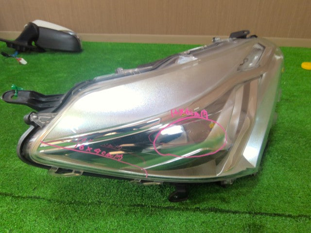 【中古】ヴィッツ DAA-NHP130 右ヘッドランプＡＳＳＹ 81130-52L70