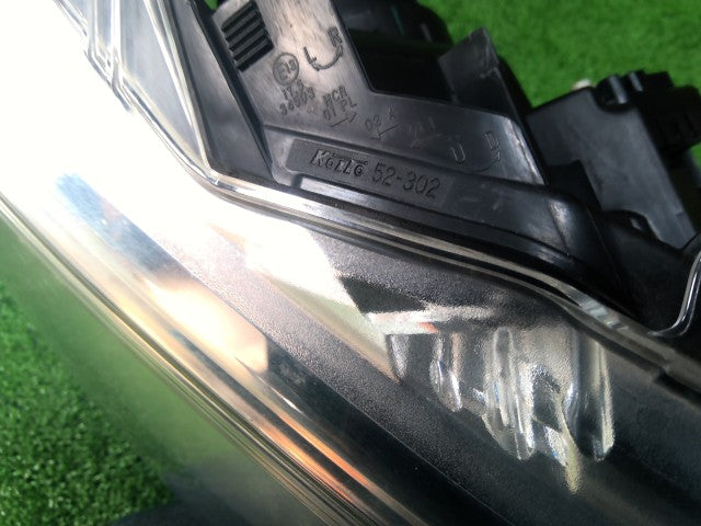 【中古】ヴィッツ DAA-NHP130 右ヘッドランプＡＳＳＹ 81130-52L70