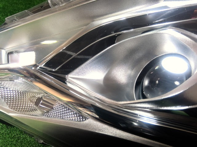 【中古】ヴィッツ DAA-NHP130 右ヘッドランプＡＳＳＹ 81130-52L70