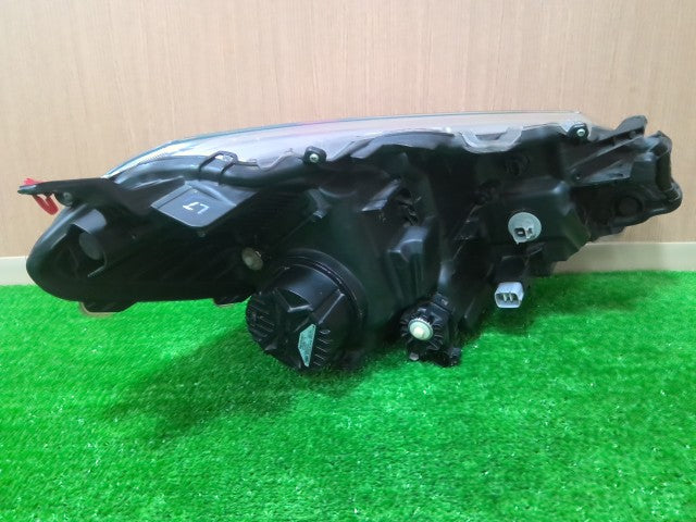 【中古】ヴィッツ DAA-NHP130 左ヘッドランプＡＳＳＹ 81170-52L70