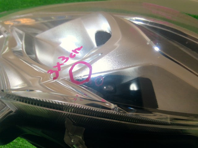 【中古】ヴィッツ DAA-NHP130 左ヘッドランプＡＳＳＹ 81170-52L70
