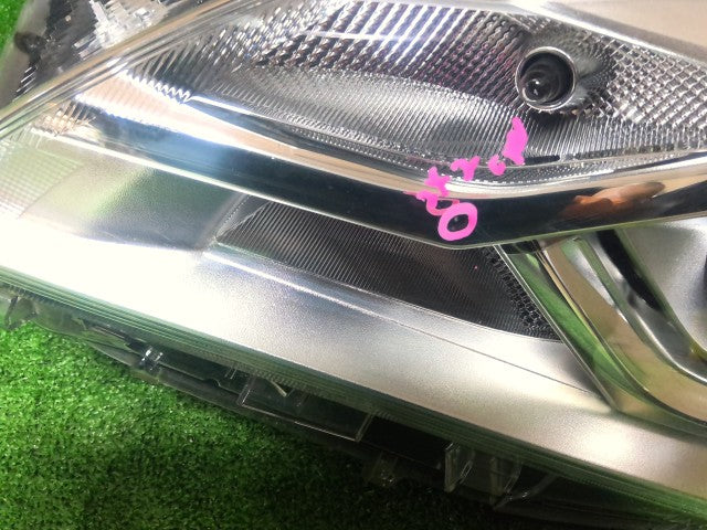 【中古】ヴィッツ DAA-NHP130 左ヘッドランプＡＳＳＹ 81170-52L70