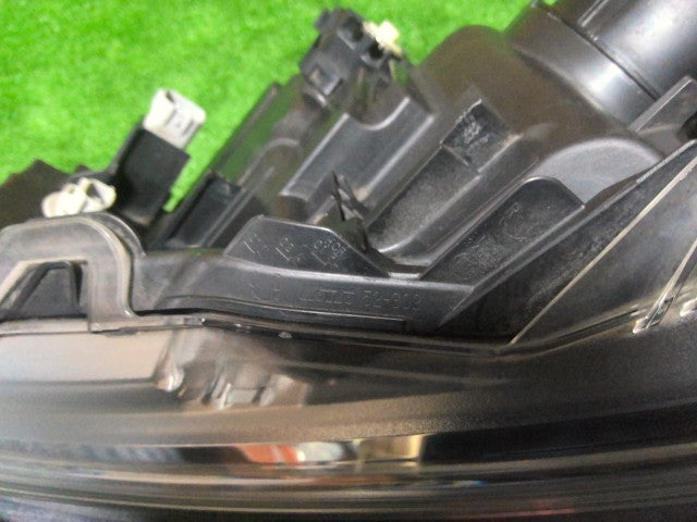 【中古】ヴィッツ DAA-NHP130 左ヘッドランプＡＳＳＹ 81170-52L70