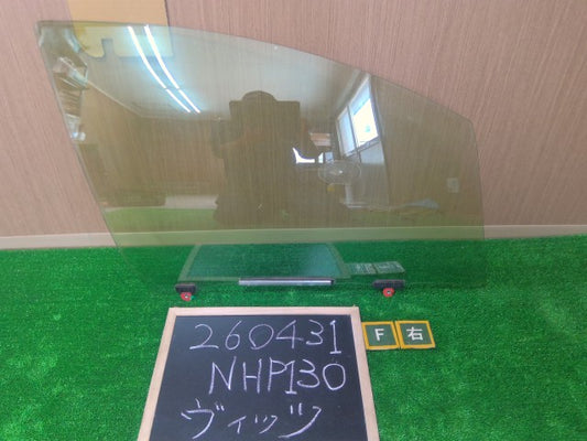 【中古】ヴィッツ DAA-NHP130 右フロントドアガラス 68110-52441