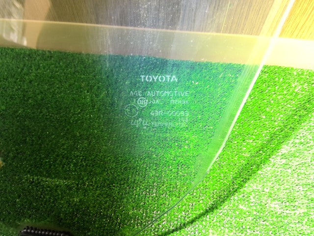 【中古】ヴィッツ DAA-NHP130 右フロントドアガラス 68110-52441